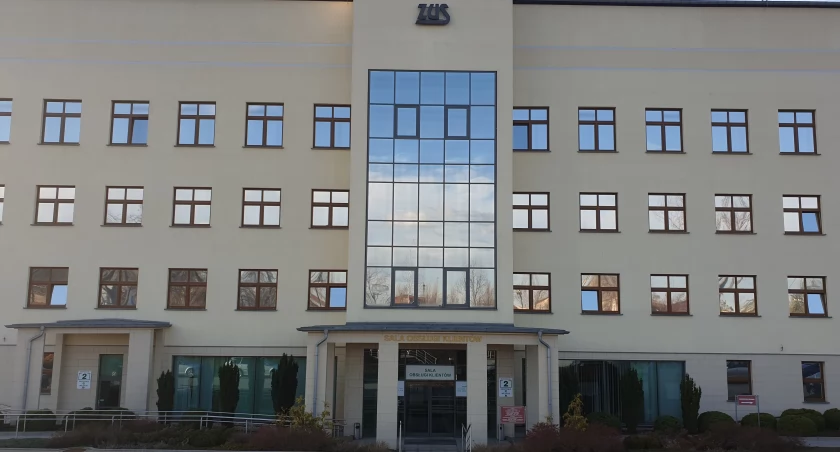 Zdjęcie: Zakład Ubezpieczeń Społecznych w Legnicy. Fot. Andrzej Trzeciak