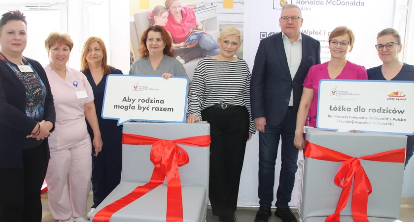 Zdjęcie; Anna Płotnicka- Mieloch - dyrektor legnickiego szpitala, przedstawiciel McDonald`s Polska Marek Baraniecki i pracownicy szpitala przy nowych łóżkach. Fot. Wojewódzki Szpital Specjalistyczny w Legnicy