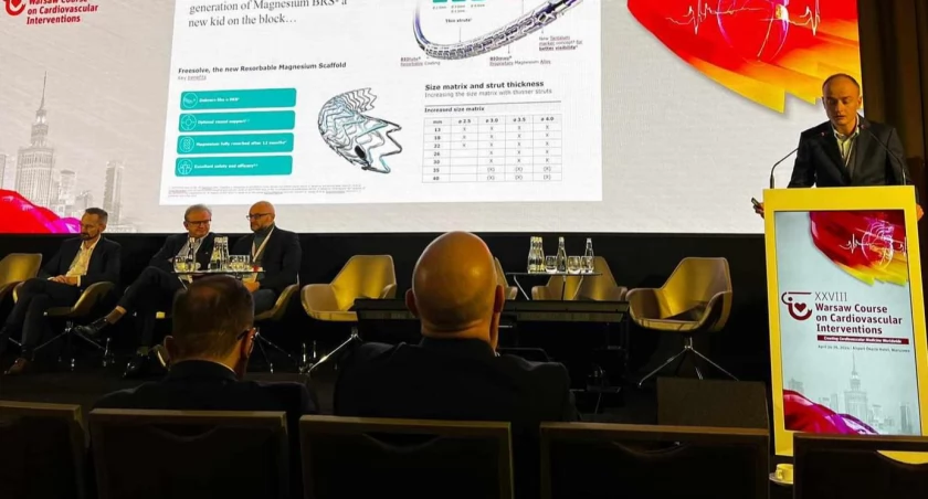 Zdjęcie: Sesja „My most demanding case in 2023” podczas Warsaw Course on Cardiovascular Interventions. Na mównicy dr Piotr Rola. Fot. Wojewódzki Szpital Specjalistyczny w Legnicy