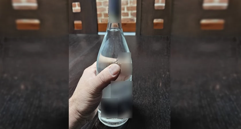 Zdjęcie: ukradziona butelka alkoholu Fot.:KMP