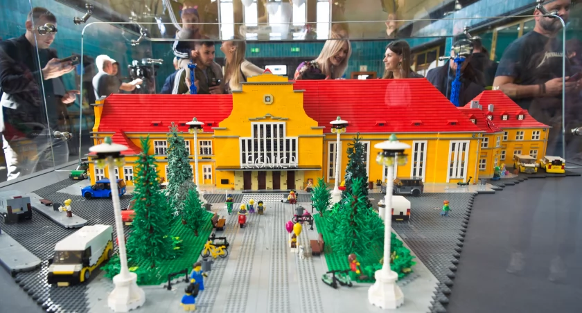 Zdjęcie: makieta dworca w Legnicy z klocków Lego Fot.: Aga Jackiewicz