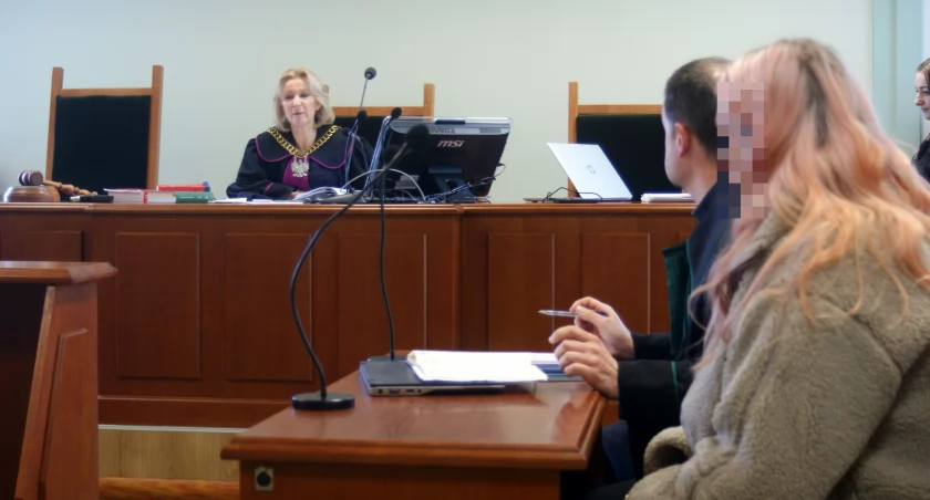 Zdjęcie: Sędzia Monika Lewoc. Na bliższym planie Klaudia Ch. ze swym obrońcą. Fot. Piotr Kanikowski