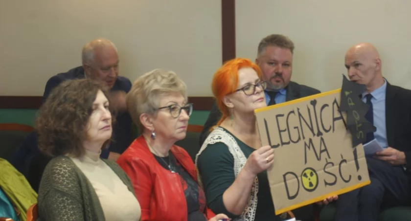 Zdjęcie: Ekologiczny protest na sesji Rady Miejskiej Legnicy w kwietniu 2023 r. Fot. Piotr Kanikowski