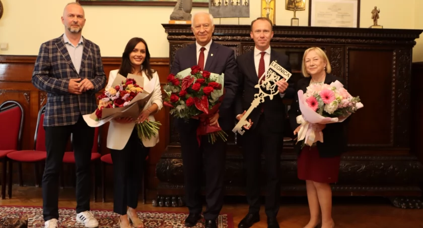 Zdjęcie: Symboliczne przekazanie klucza do miasta. Od lewej stoją zastępca prezydenta Legnicy Krzysztof Duszkiewicz, szefowa sztabu wyborczego Macieja Kupaja Aleksandra Krzeszewska, ustępujący prezydent Tadeusz Krzakowski, prezydent elekt Maciej Kupaj, zastępczyni prezydenta Jadwiga Zienkiewicz. Fot. Urząd Miasta w Legnicy