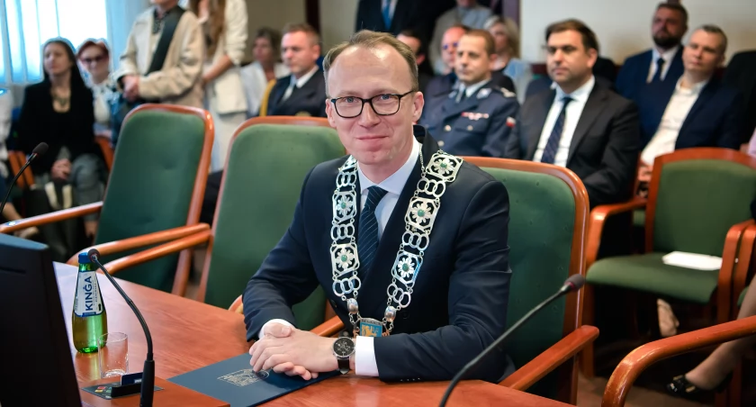 Zdjęcie: Prezydent Legnicy Maciej Kupaj podczas pierwszej sesji Rady Miejskiej Legnicy. Fot. Aga Jackiewicz