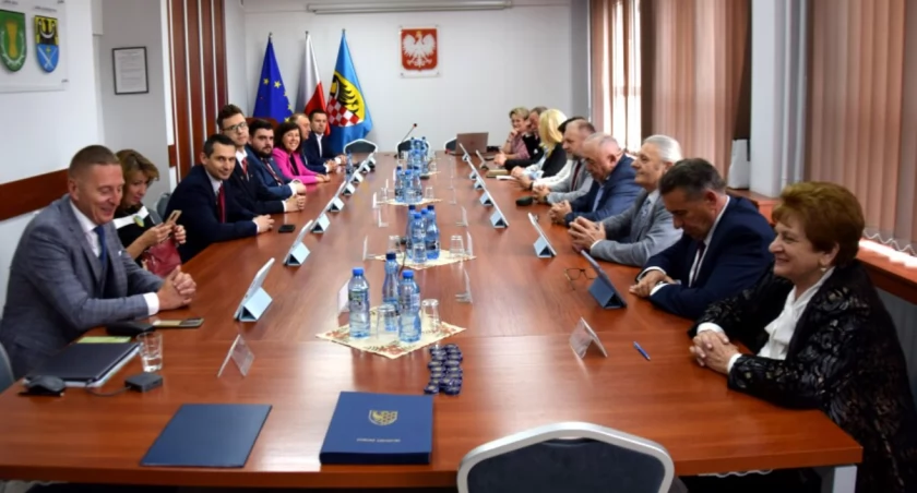 Zdjęcie: Pierwsza w nowej kadencji sesja Rady Powiatu Legnickiego. Fot. Starostwo Powiatowe w Legnicy