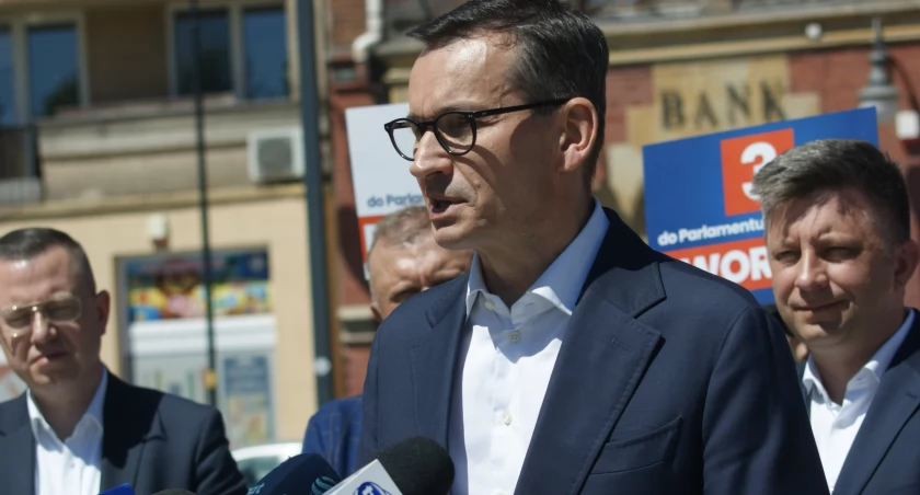Zdjęcie: Były premier Mateusz Morawiecki. W tle byli ministrowie jego rządu Krzysztof Kubów i Michał Dworczyk. Fot. Piotr Kanikowski