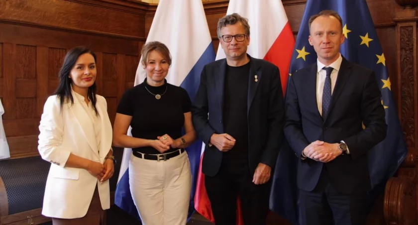 Zdjęcie (od lewej): Wiceprezydent Legnicy Aleksandra Krzeszewska, radna powiatu legnickiego Elżbieta Stępień, dr Marek Michalak  - były rzecznik praw dziecka i Maciej Kupaj, prezydent Legnicy. Fot. Urząd Miasta w Legnicy