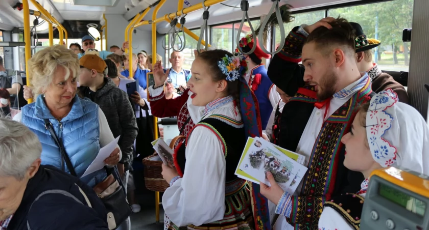 Zdjęcie: Zespół Pieśni i Tańca Legnica w autobusie Fot.: LCK 