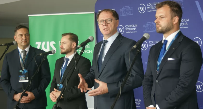 Zdjęcia: (od lewej) Piotr Trawiński (dyrektor Centrum Informatyki ZUS w Warszawie), Marcin Dąbrowski (dyrektor oddziału ZUS w Legnicy),  prof. dr hab. Andrzej Panasiuk (rektor Collegium Witelona) oraz dr inż. Piotr Nadybski (dziekan Wydziału Nauk Społecznych i Humanistycznych). Fot. Piotr Kanikowski 