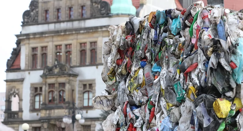 Zdjęcie: Sprasowane odpady z plastiku, w tle Urząd Miasta w Legnicy. Fot. Andrzej Trzeciak