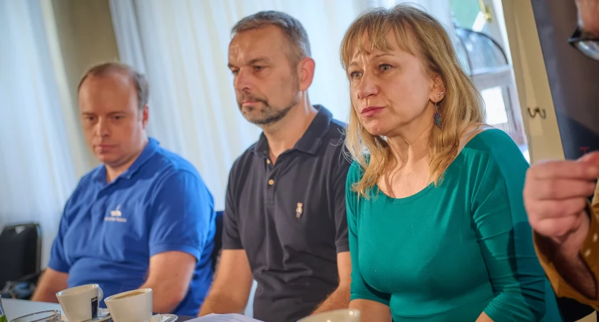 Zdjęcie: (od prawej) Katarzyna Kaźmierczak-Przybyła, Jacek Jazy, Tomasz Juraszek. Fot. Karol Budrewicz/ Teatr Modrzejewskiej