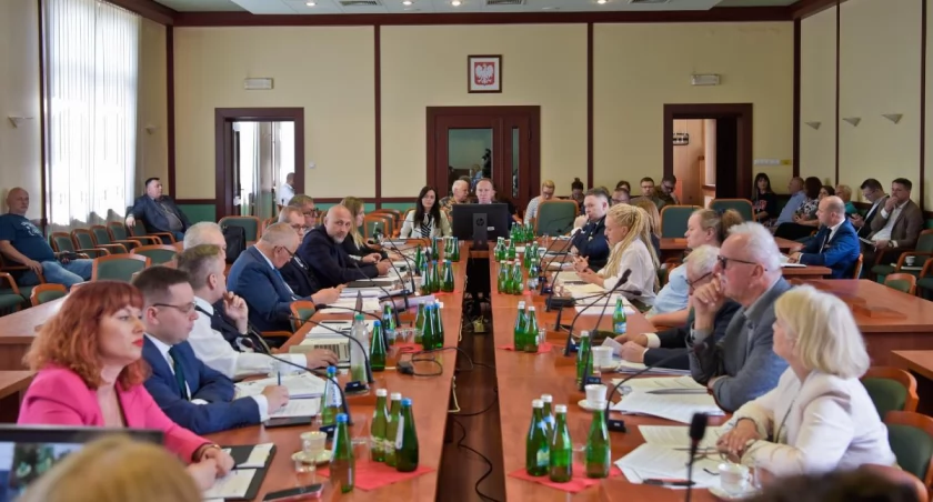 Zdjęcie: Sesja Rady Miejskiej Legnicy. Fot. Aga Jackiewicz