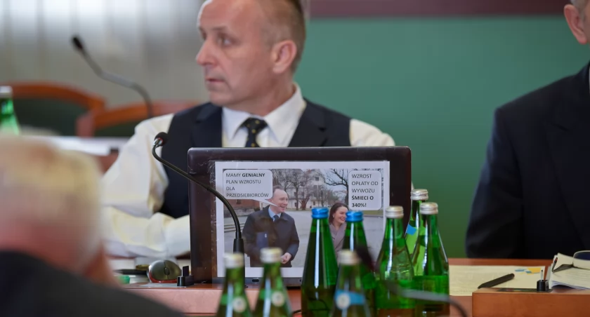Zdjęcie: Radny Andrzej Lorenc na sesji Rady Miejskiej Legnicy. Fot. Aga Jackiewicz