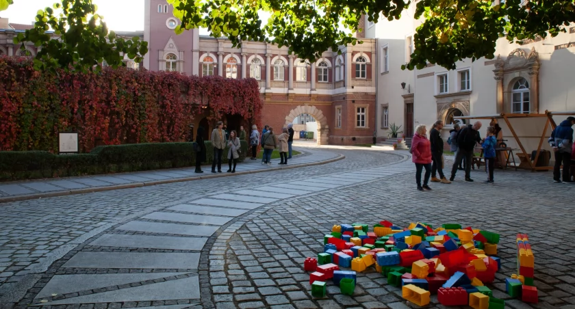 Zdjęcie: festyn, klocki i ludzie w tle Fot.: Muzeum Miedzi w Legnicy