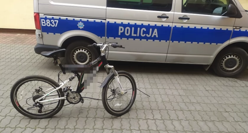 Zdjęcie: rower i radiowóz Fot.: KMP
