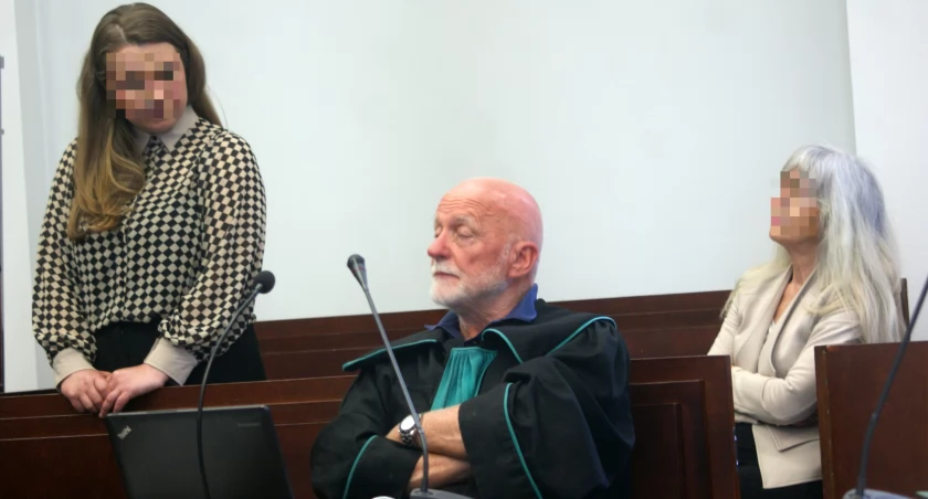 Zdjęcie: Ława oskarżonych. Stoi Iryna D., siedzą Henryka Z. i broniący jej mecenas Zdzisław Kulczycki. Fot. Piotr Kanikowski