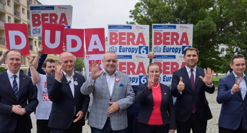 Zdjęcie: W pierwszym rzędzie (od lewej) prezydent Legnicy Maciej Kupaj, marszałek opolski Andrzej Buła, eurodeputowany Jarosław Duda, była eurodeputowana Danuta Jazłowiecka, burmistrz Jawora Emilian Bera i przewodniczący Platformy Obywatelskiej na Dolnym Śląsku Michał Jaros. Fot. Aga Jackiewicz