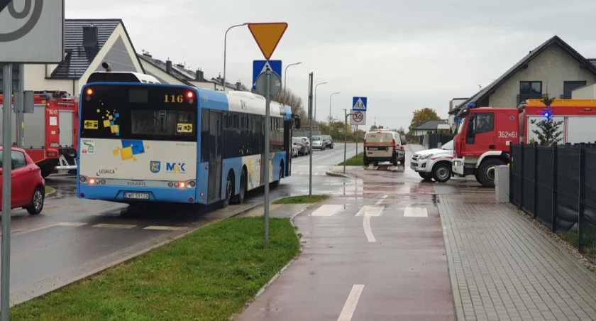 Zdjęcie: Ewakuacja mieszkańców na ul. Karlińskiego w Legnicy, 19 listopada 2023 r.. Fot. Andrzej Trzeciak