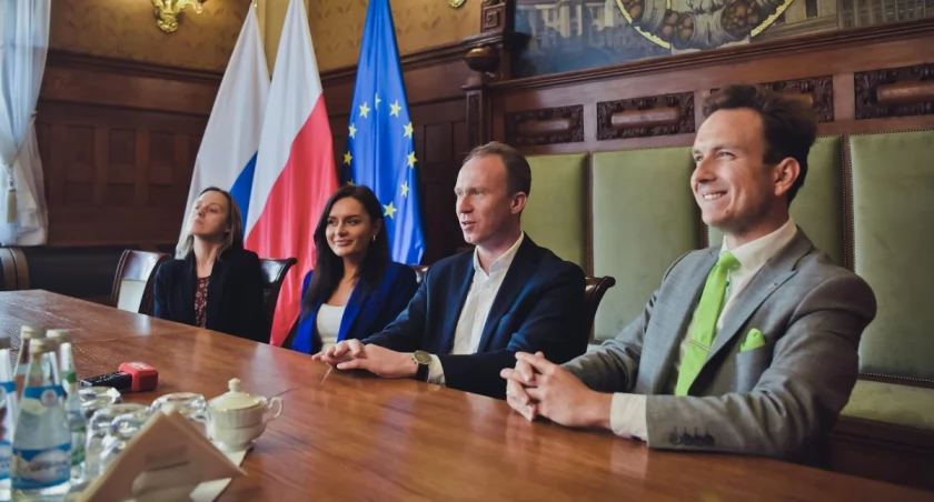 Zdjęcie: (od lewej) przewodnicząca Miejskiego Zespołu ds Orzekania o Niepełnosprawności Urszula Ganske, wiceprezydent Legnicy Aleksandra Krzeszewska, prezydent Legnicy Maciej Kupaj i wicewojewoda dolnośląski Piotr Sebastian Kozdrowicki. Fot. Aga Jackiewicz 