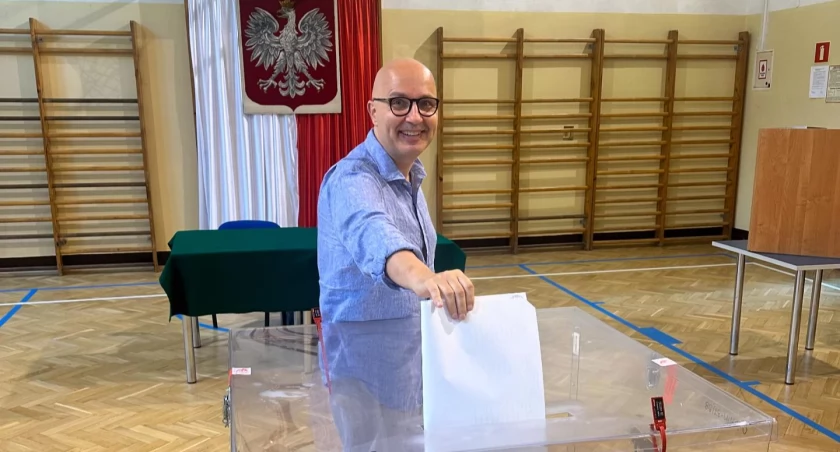 Zdjęcie: Wiceminister aktywów państwowych Robert Kropiwnicki podczas głosowania w Legnicy. Źródło: Facebook