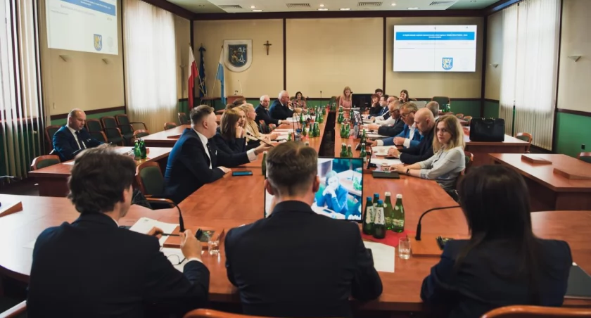 Zdjęcie: IV nadzwyczajna sesja Rady Miejskiej Legnicy. Fot. Aga Jackiewicz