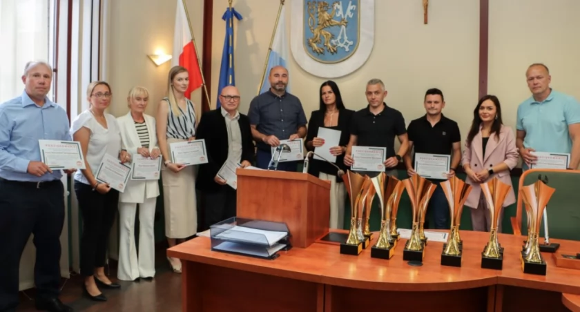 Zdjęcie: Aleksandra Krzeszewska i przedstawiciele szkól Fot.: UM Legnica 