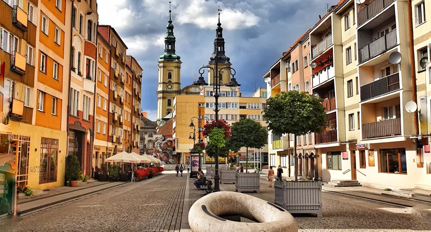 Zdjęcie: Legnica - Rynek, widok na kościół św. Jana, na dole Ring z festiwalu SREBRO