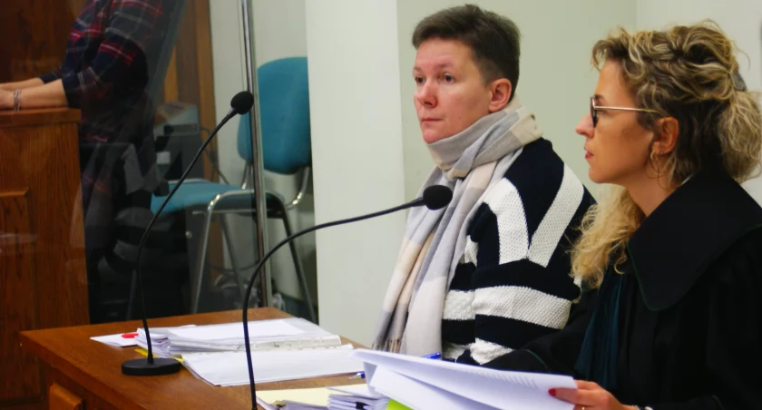 Zdjęcie: Agnieszka Wójciak i reprezentująca ją mecenas Katarzyna Czuba podczas procesu. Fot. Piotr Kanikowski