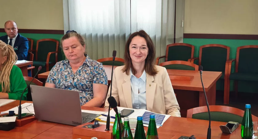Zdjęcie: Anna Mokhtari na sesji rady Fot.: Andrzej Trzeciak
