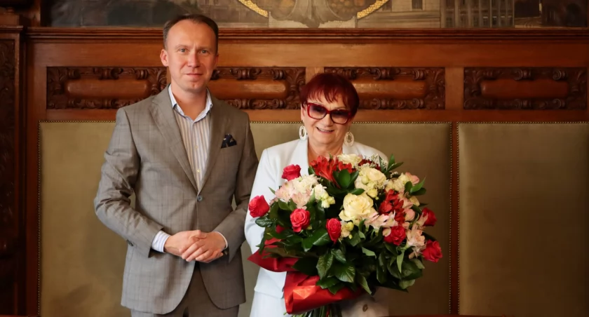 Zdjęcie: Elżbieta Chucholska i prezydent Legnicy Maciej Kupaj. Fot. Urząd Miasta w Legnicy