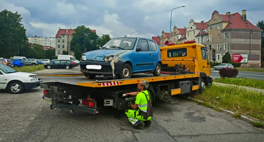 Zdjęcie: usuwanie samochodu Fot.: Straż Miejska Legnica