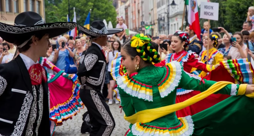 Zdjęcie: Festiwal Świat pod Kyczerą, korowód. Fot. Aga Jackiewicz