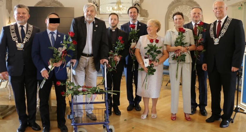 Zdjęcie: Piotr K. (drugi od lewej) wśród innych wyróżnionych tytułem 