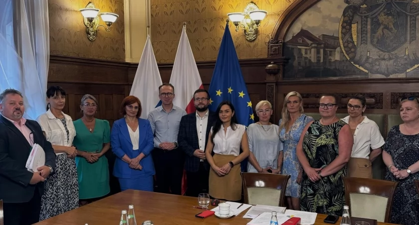 Zdjęcie: Uczestnicy wczorajszej tury rozmów w sprawie sporu zbiorowego w MOPS. Fot. Urząd Miasta w Legnicy