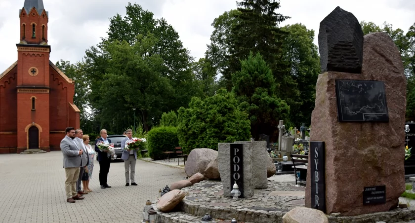 Zdjęcie: Złożenie kwiatów pod pomnikiem Golgota Wschodu w Chojnowie. Fot. Starostwo Powiatowe w Legnicy