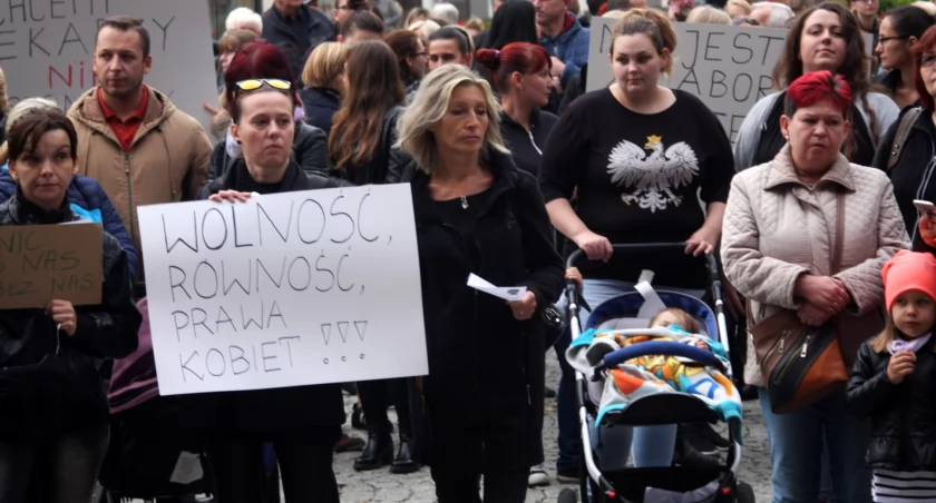 Zdjęcie: Rok 2016, pierwszy z wielu Czarnych Protestów w Legnicy. Fot. Piotr Kanikowski