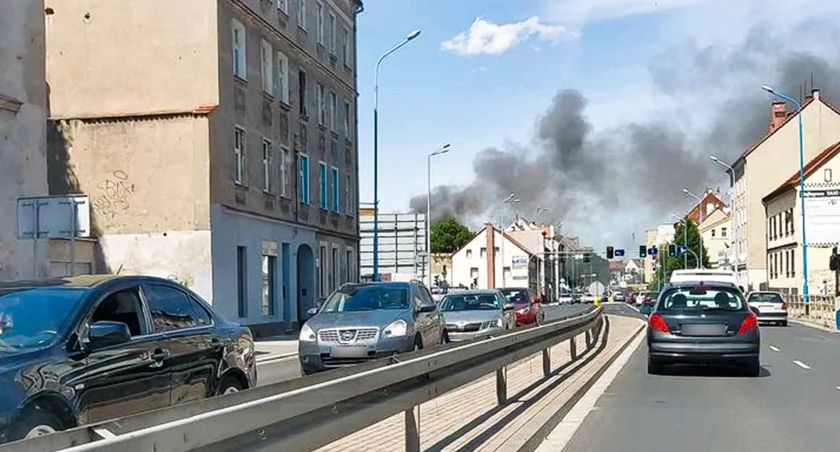 Zdjęcie: dym unoszący się nad Legnicą  Fot.: czytelnik (dziękujemy)