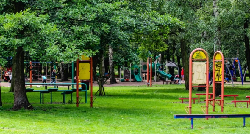Zdjęcie: plac zabaw w parku w Legnicy Fot.: UM Legnica