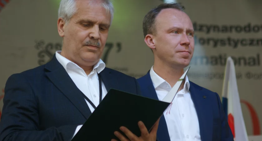 Zdjęcie: Jerzy Starzyński, założyciel Kyczery, i prezydent Legnicy Maciej Kupaj na scenie Międzynarodowego Festiwalu Folklorystycznego Świat pod Kyczerą. Fot. Piotr Kanikowski
