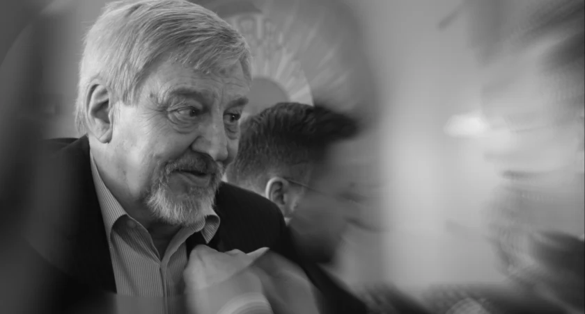 Zdjęcie: Kazimierz Hałaszyński podczas uroczystej sesji, na której otrzymał odznakę 