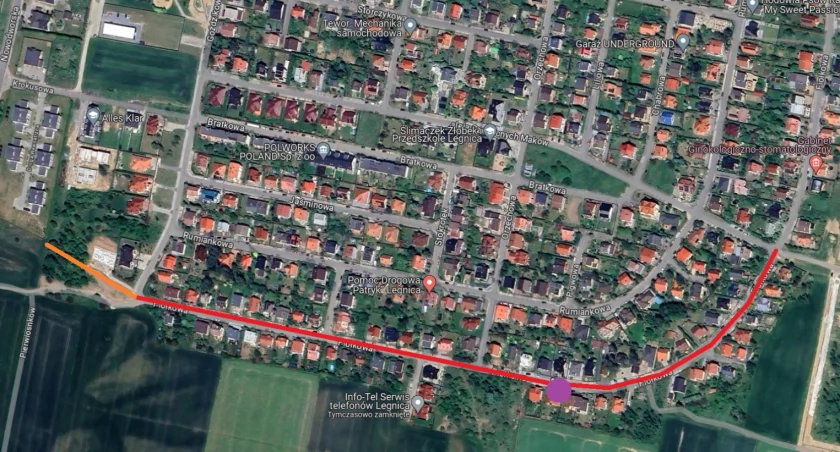 Zdjęcie: Przeznaczony do przebudowy (kolor czerwony) i budowy (kolor pomarańczowy) fragment ul. Fiołkowej. Na gioletowo jest zaznaczone miejsce, gdzie w lipcu 2023 r. doszło do śmiertelnego wypadku. Mapa: Google Maps, ryc. Piotr Niemiec