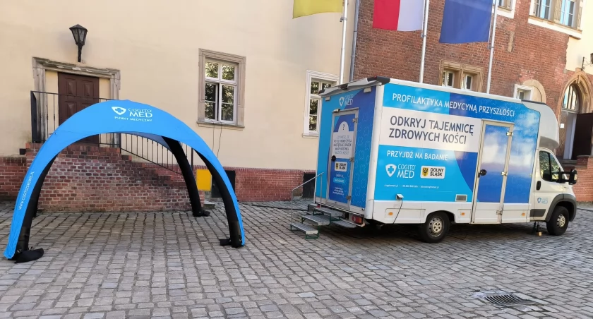 Zdjęcie: wizyta osteobusu w Legnicy Fot.: Cogito Med