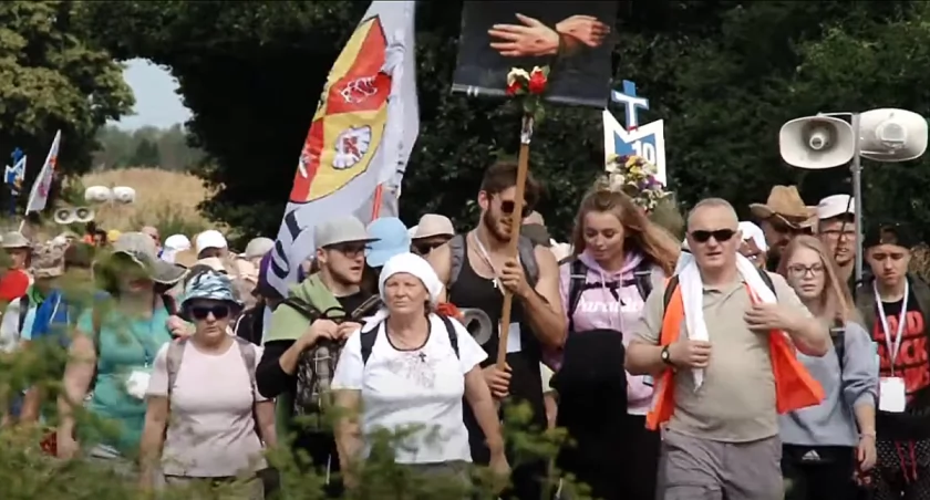 Zdęcie: Pielgrzymi z diecezji legnickiej na szlaku. Fot. TV DAMI