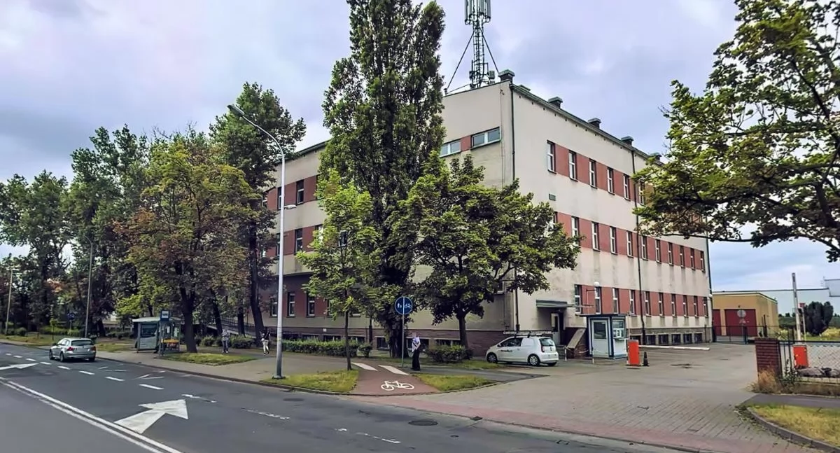Zdjęcie: Nieruchomość Orange przy Al. Rzeczypospolitej, dawna siedziba Telekomunikacji Polskiej w Legnicy.  