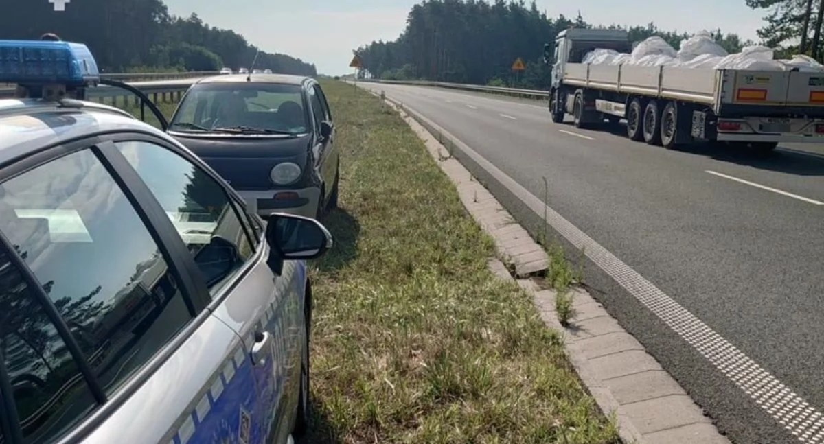 Zdjęcie: Policja i zatrzymany na S3 matiz. Fot. Komenda Powiatowa Policji w Polkowicach