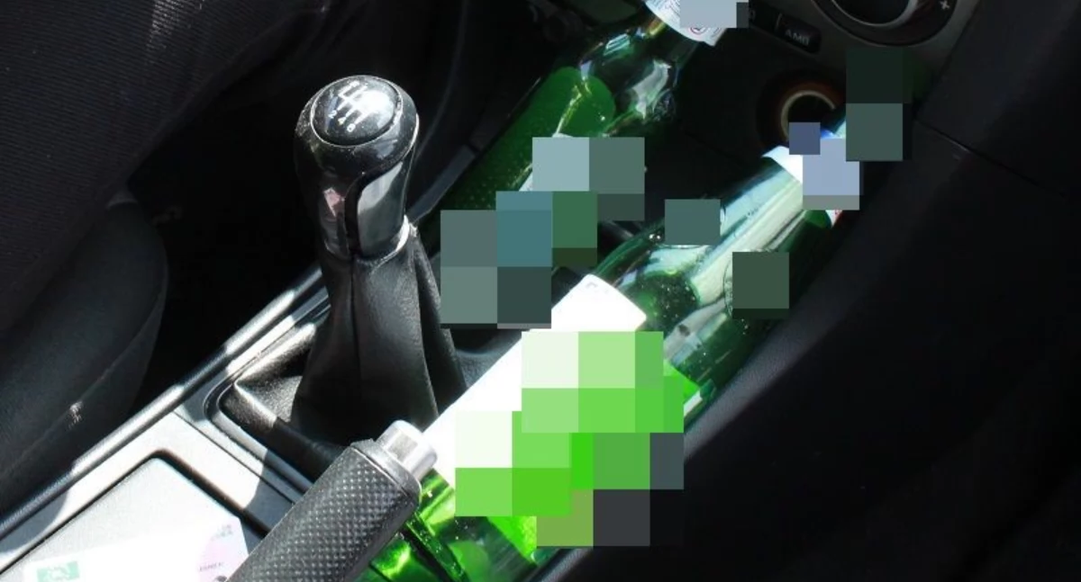 Zdjęcie: alkohol w samochodzie Fot.: KMP