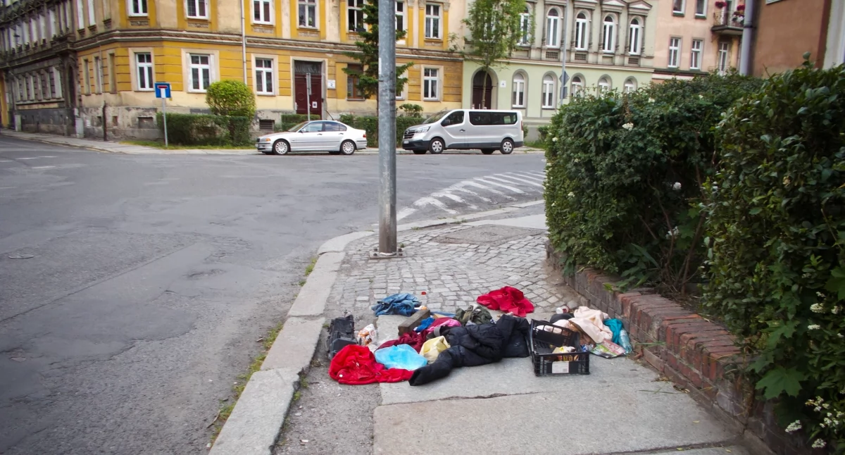 Zdjęcie: odpady wrzucone na chodnik Fot.: SM Legnica