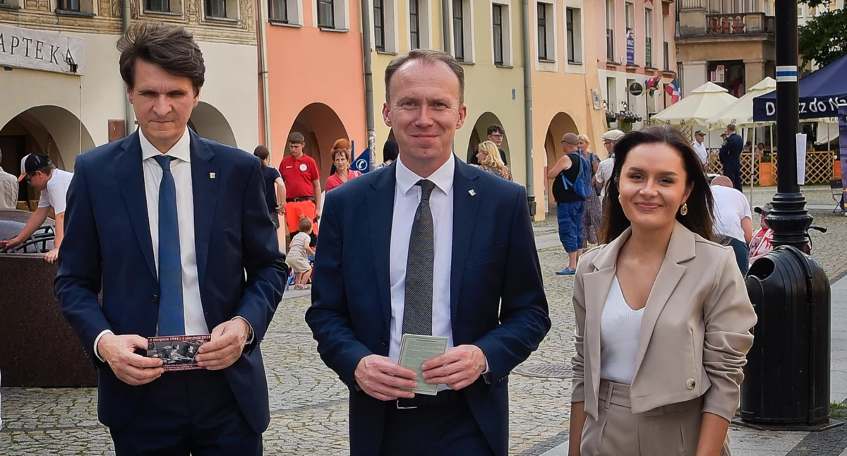 Zdjęcie: Jacek Baszczyk - Zastępca Prezydenta Legnicy, Maciej Kupaj - Prezydent Legnicy, Aleksandra Krzeszewska - Zastępca Prezydenta LegnicyFot.: Aga Jackiewicz