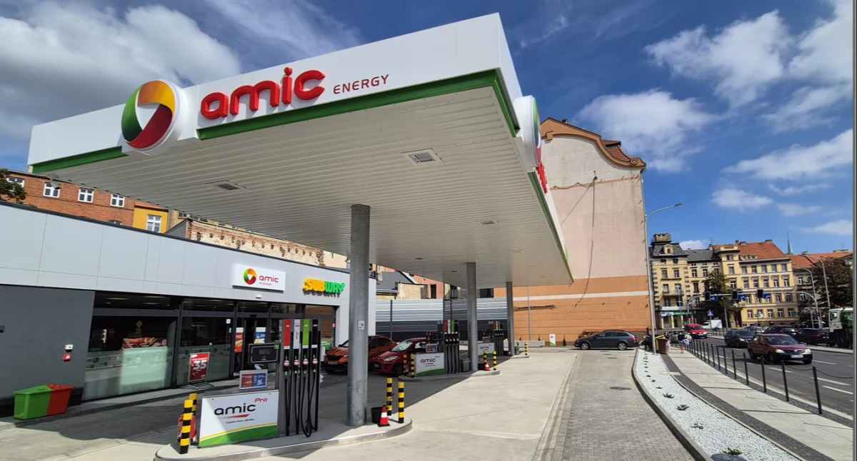 Zdjęcie: Stacja Amic Energy w Legnicy. Fot. Amic Energy